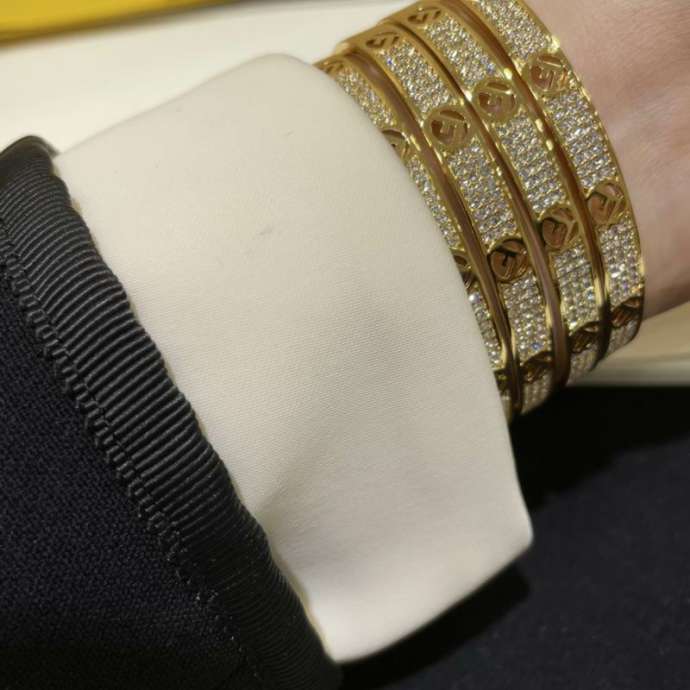 Picture of Fendi Bracelet _SKUFendibracelet10lyr18599